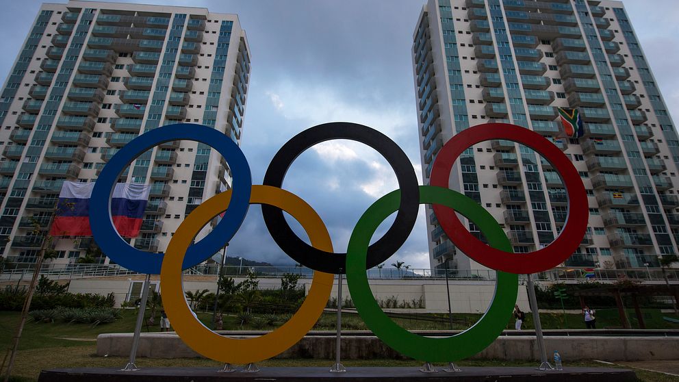 De olympiska ringarna vid OS-byn.