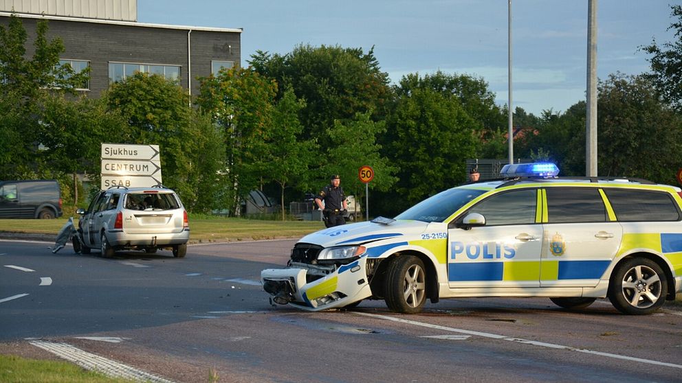 Polisbil och personbil skadade i rondell i Borlänge