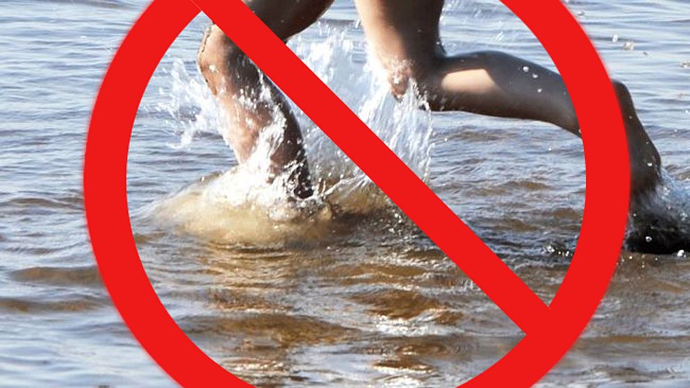 Badförbud i Rättvik – bild på badande person med grafisk förbudsskylt