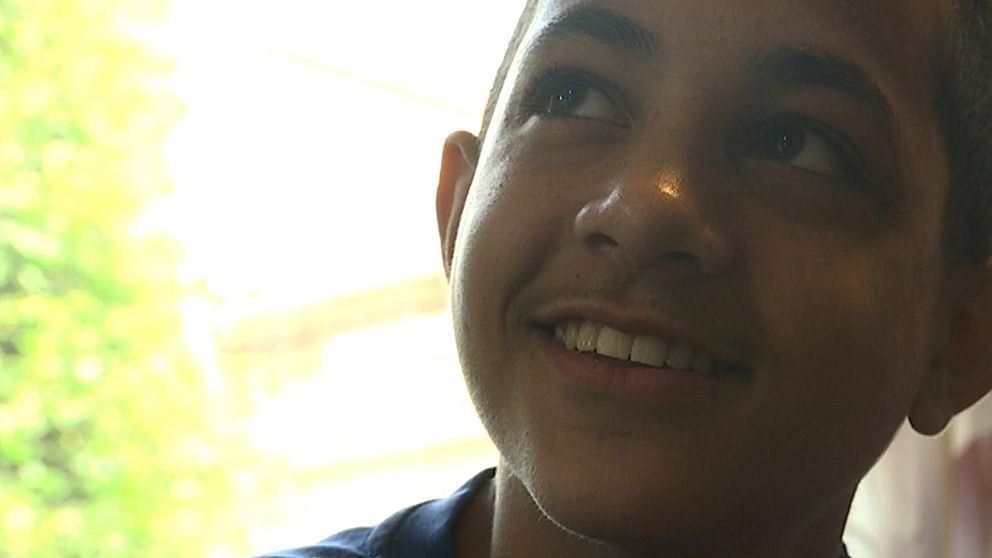 14-årige Ahmad får uppenhållstillstånd.