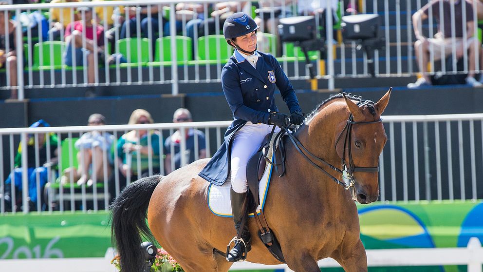 Linda Algotsson rider Fairnet i dressyr.