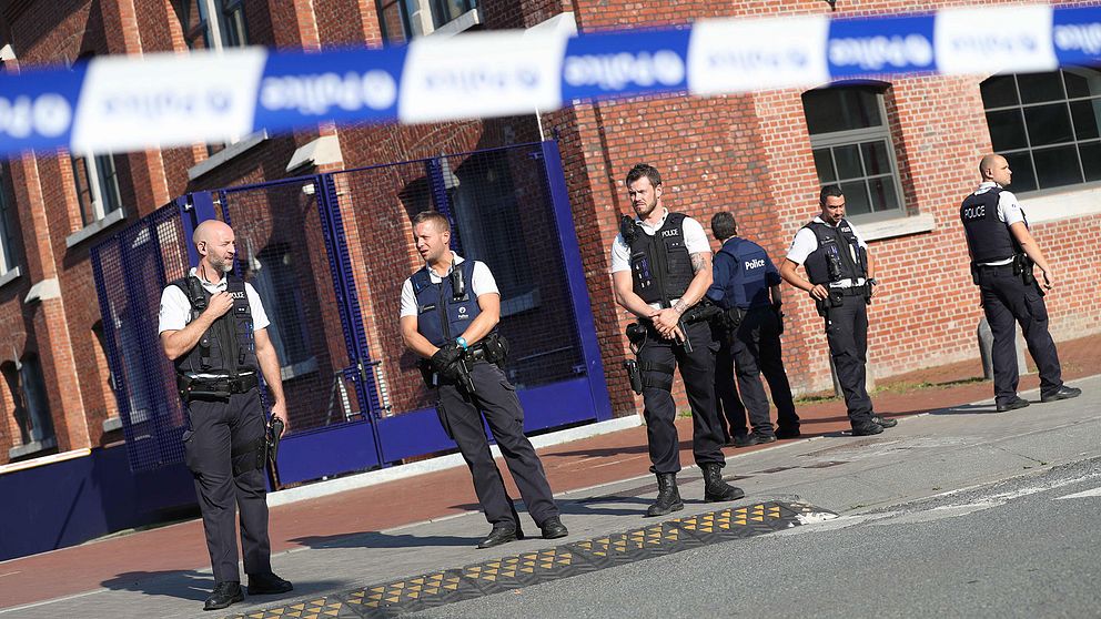 Poliser bevakar den polisstation som attackerades av en ensam knivman.