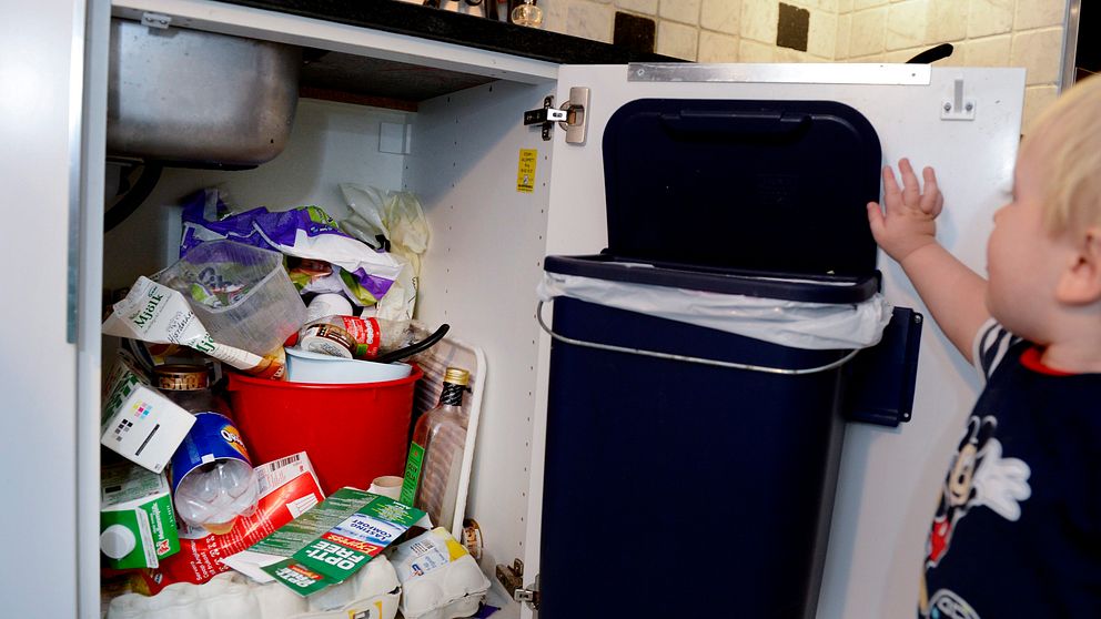 Återvinning av förpackningar, här samlade under diskbänken.