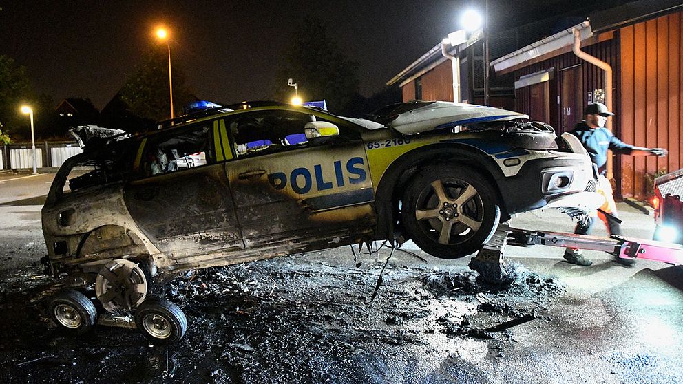 Den utbrända polisbilen värderas till nästan en miljon kronor.
