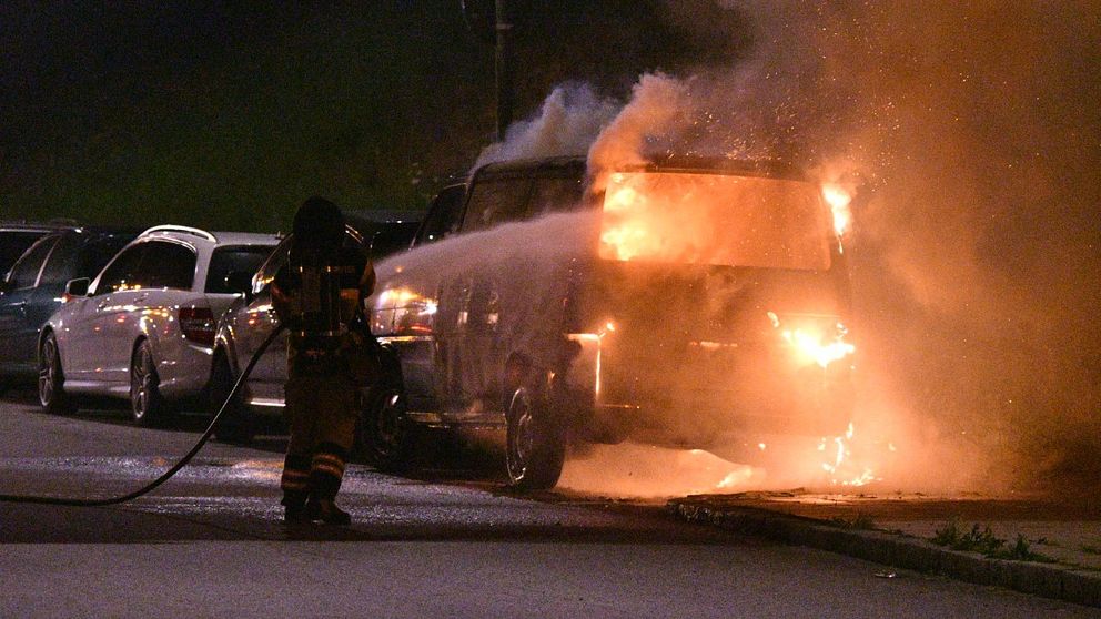 En minibuss brann på Hyllievångsvägen.