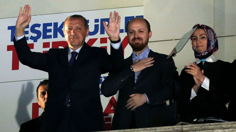 President Recep Tayyip Erdogan  tillsammans med sonen Bilal Erdogan (i mitten) och dottern Sumeyye Erdogan (till höger).