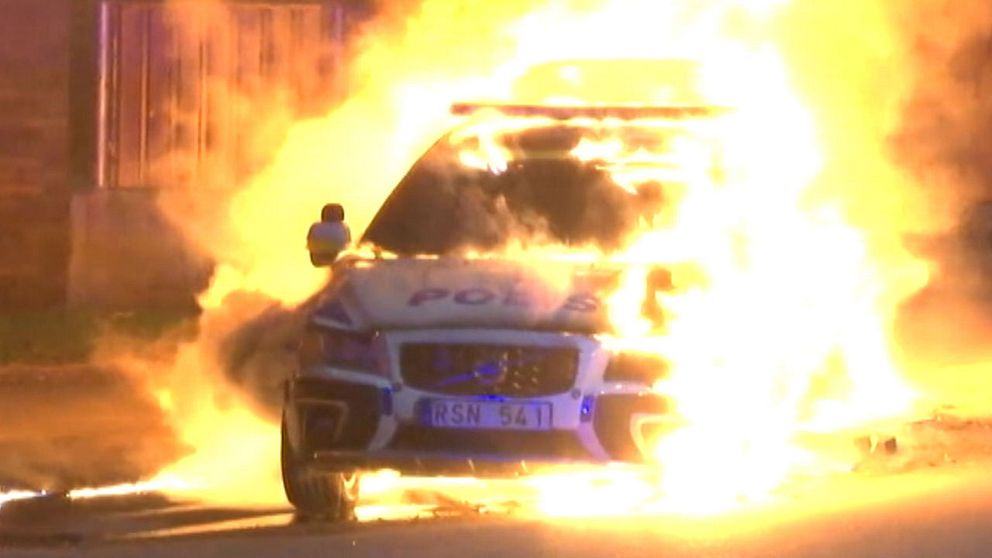 brinnande polisbil