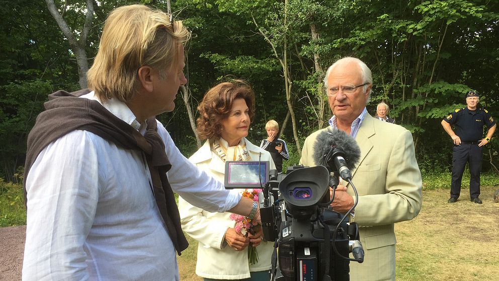Kungen och dottningen pratar med SVT:s reporter Niclas Wimmerberg på Solliden på onsdagen.