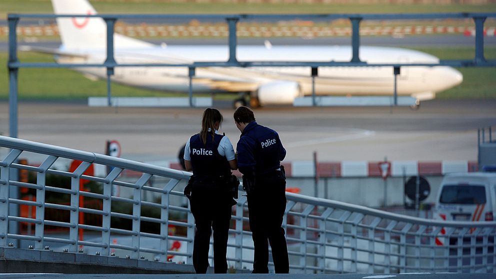 Poliser framför flygplan på Bryssels flygplats Zaventem.