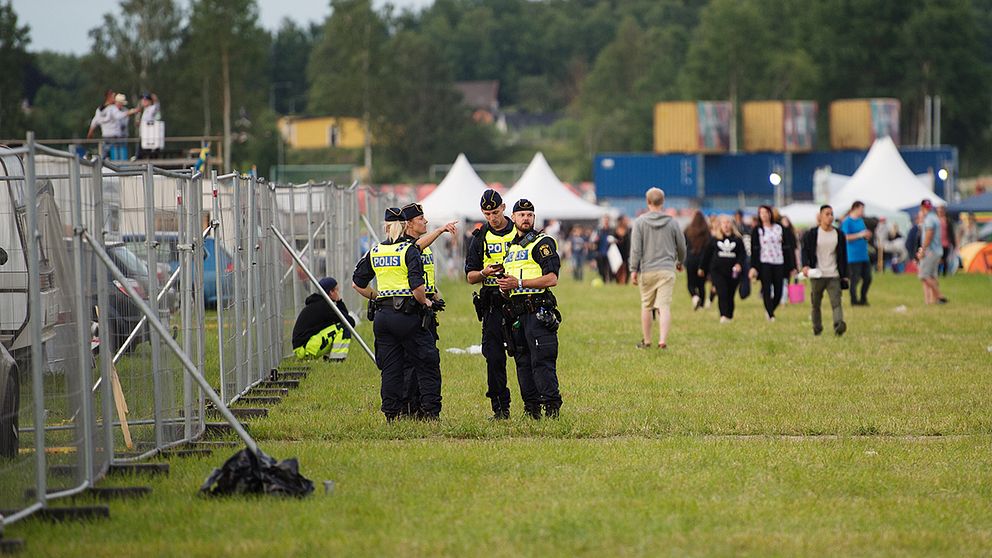Poliser på festivalområde.