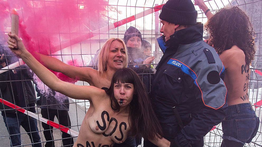 Kvinnor från feministorganisationen Femen protesterar i Davos.
