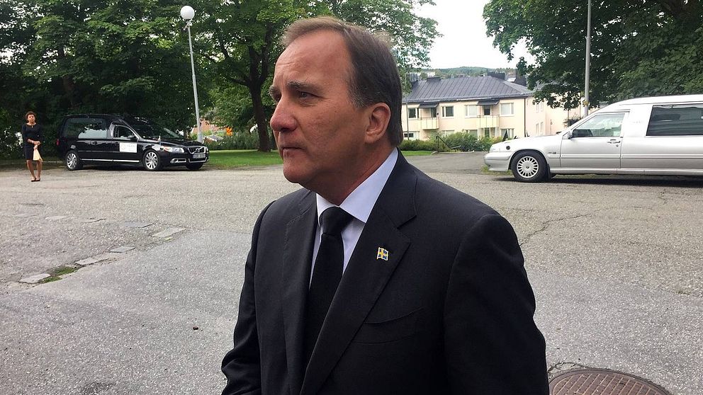 Statsminister Stefan Löfvén var allvarsam när han anlände till domkyrkan.