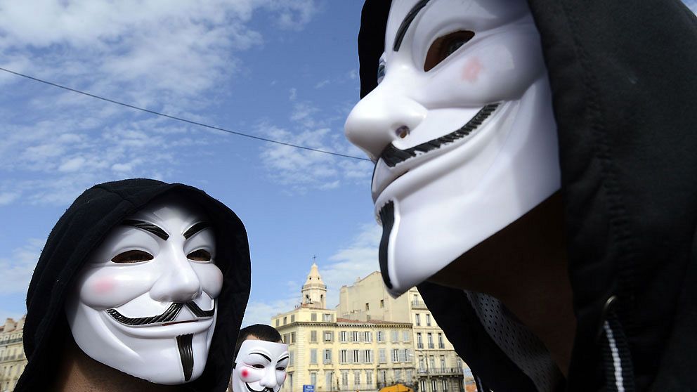 Demonstranter i Guy Fawkes-masker, som blivit kännetecknet för Anonymous