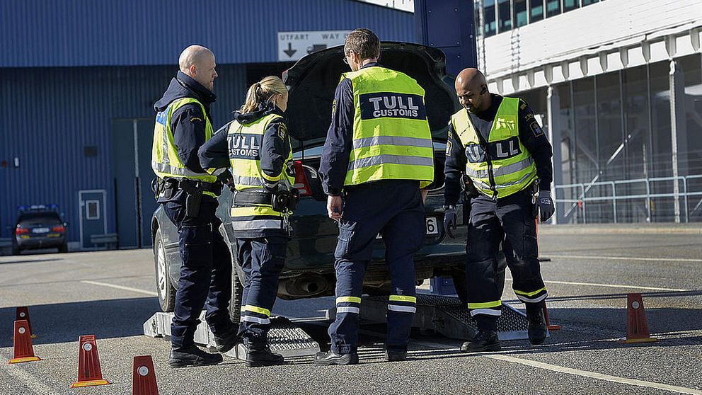 Personal från Tullverket undersöker en bil