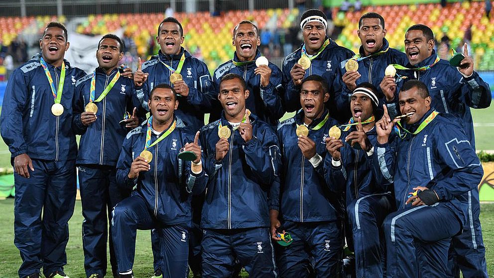 Fiji-laget med sina historiska medaljer.