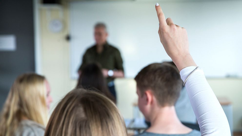 Räcker upp handen, lärare, gymnasielärare, lektion, vita tavlan, skola