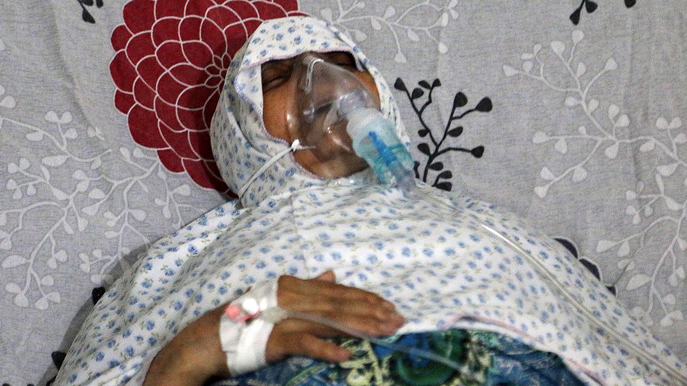 En kvinna får syrgas på sjukhuset al-Qud i Aleppo.