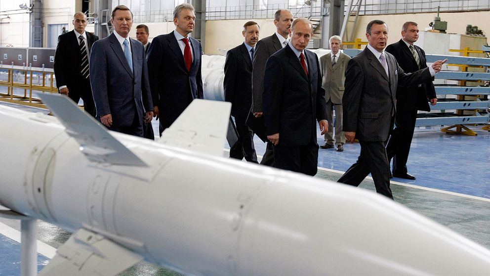 Putin inspekterar S-400 missiler under 2008.