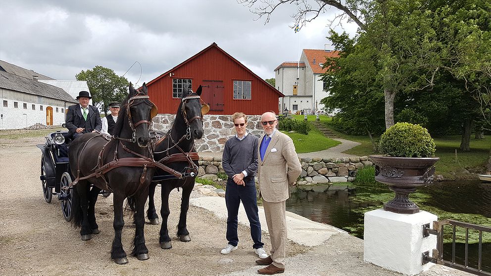 Ägaren Henrik Andersson och sonen Robert framför det nyrenoverade säteriet.