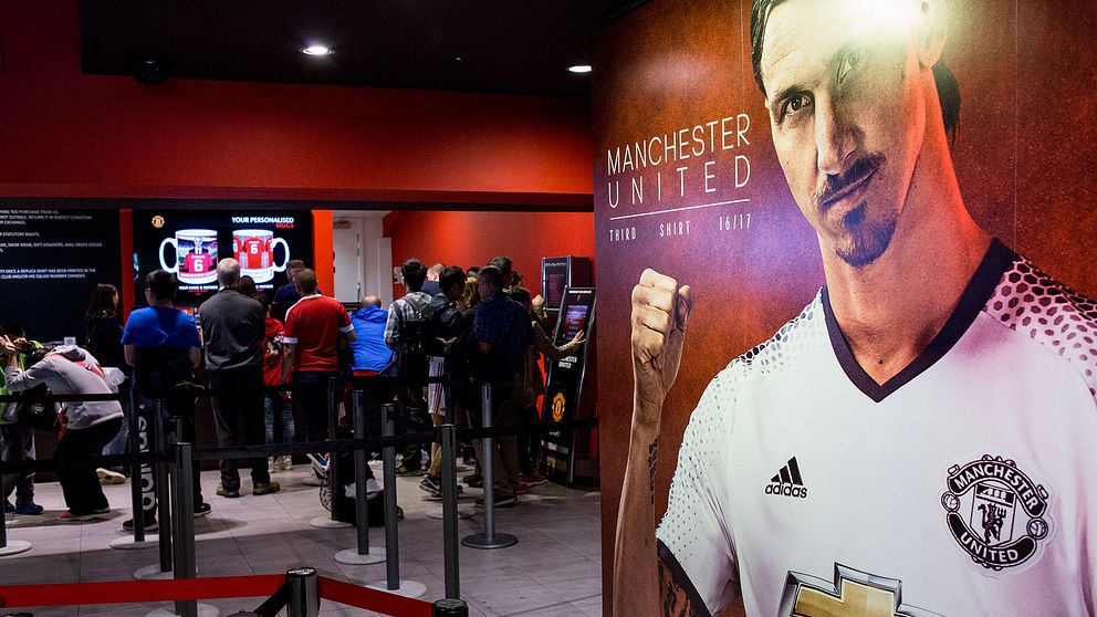 En jättebild på Zlatan Ibrahimovic i fotbollsbutiken Mega Store utanför fotbollsarenan Old Trafford i Manchester