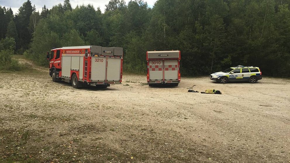 Räddningstjänst och polis vid kalkbrottet.