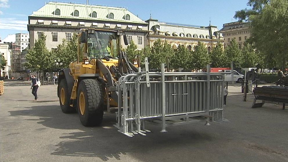 Fordon med transporterar staket i Kungsträdgården.