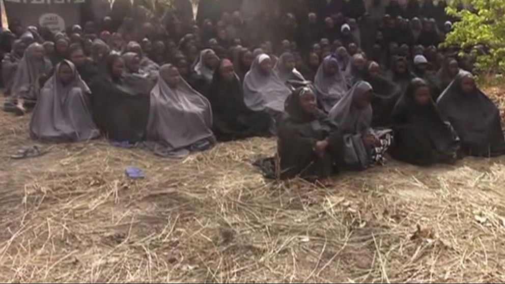 Boko Haram visar video med kidnappade skolflickor.