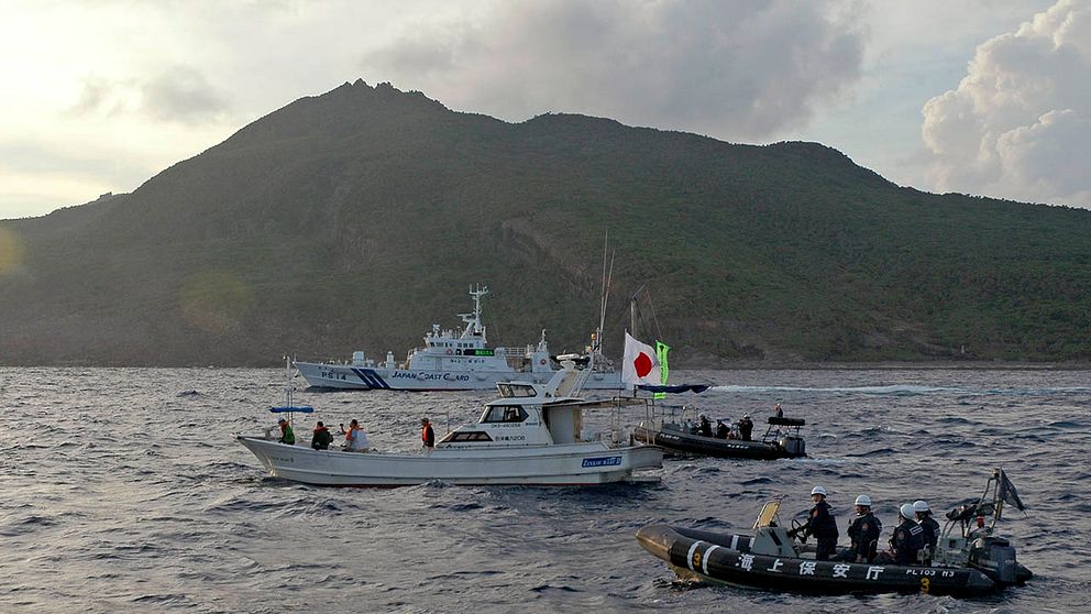 Japanska kustbevakningsfartyg vid de omstridda Senkakuöarna.