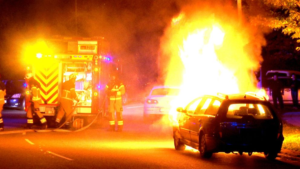 Även under söndagskvällen har flera bilar satts i brand i Malmö.
