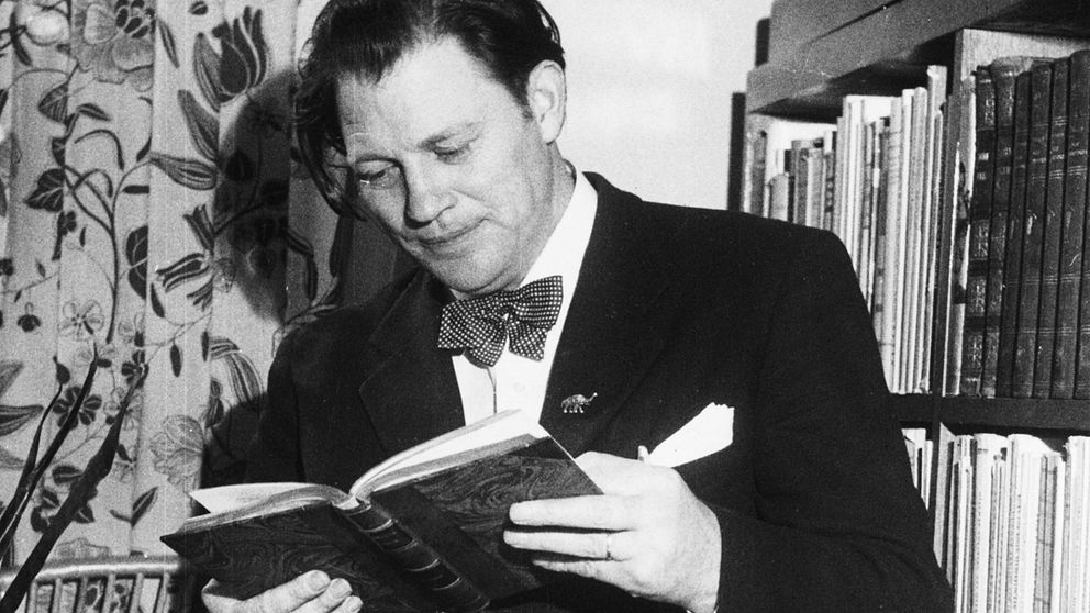 Harry Martinson läser en bok 1949.