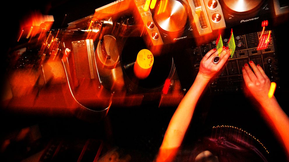 En DJ spelar musik på nattklubb.