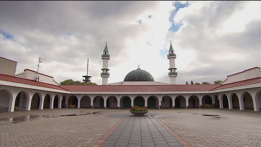 De flesta moskéer menar fortfarande att koranen är ofelbar – men att svensk lag ska följas.