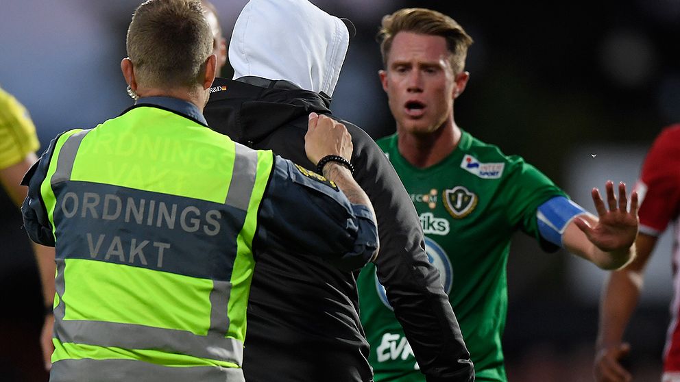 Östersunds målvakt Aly Keita överfölls och slogs ned av en åskådare som sprang in på planen under måndagens allsvenska fotbollsmatch mellan Jönköping Södra IF och Östersunds FK på Stadsparksvallen.