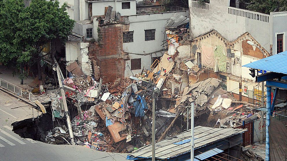 Flera hus kollapsade när ett hål öppnade sig mitt i gatan i den kinesiska staden Guangzhou.