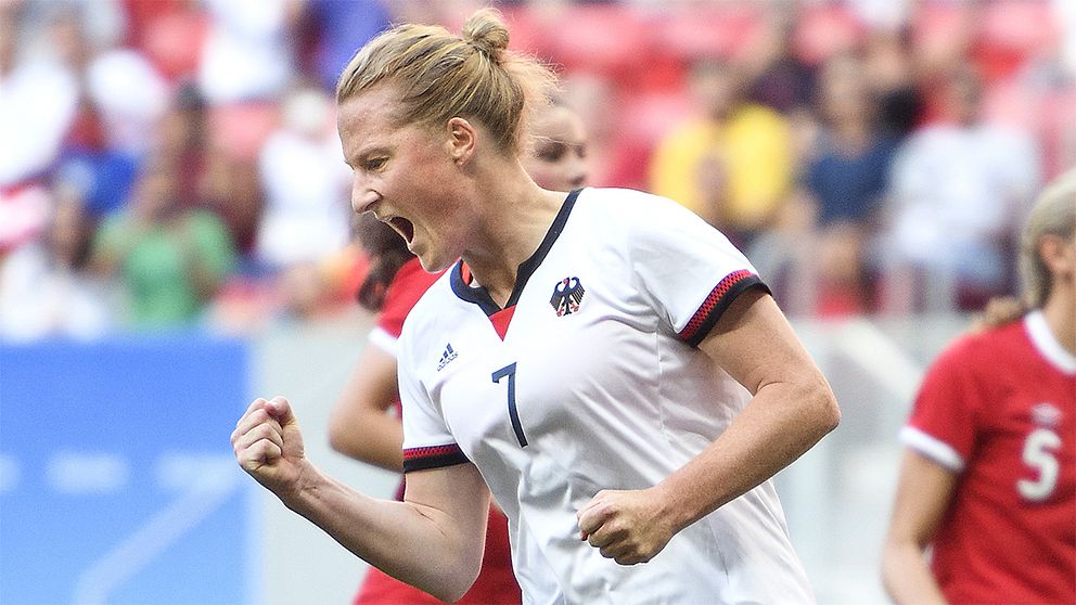 Melanie Behringer jublar efter att ha satt 1-0 på straff.