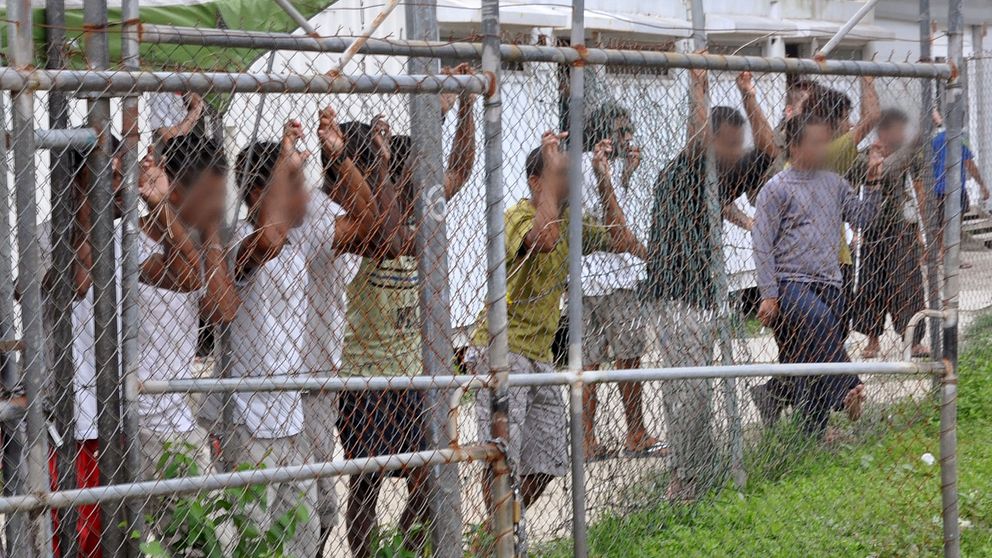 Flyktingar på ön Manus dit Australien skickar människor som vill söka asyl.