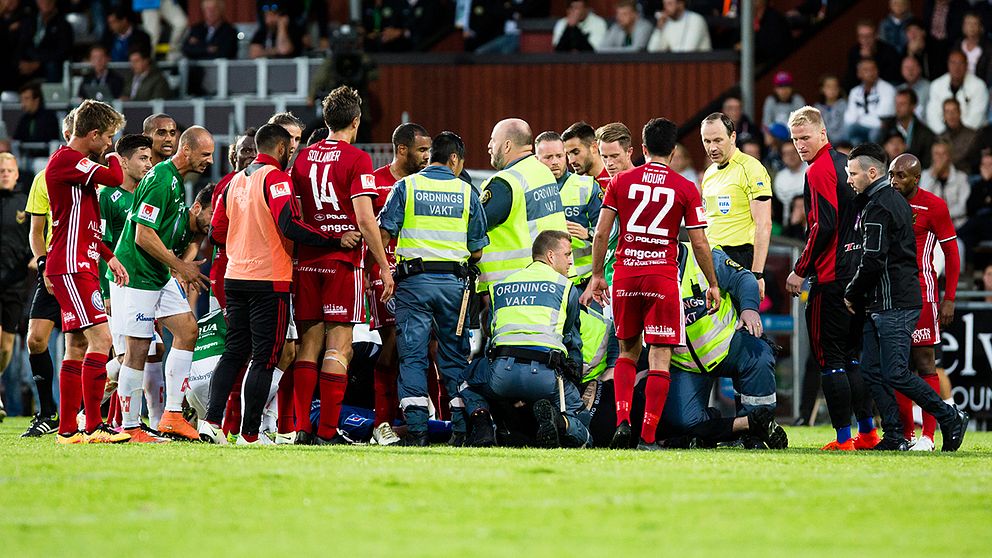 Matchen avbröts efter att en 17-årig man stormat planen och gått till attack mot Östersunds målvakt.