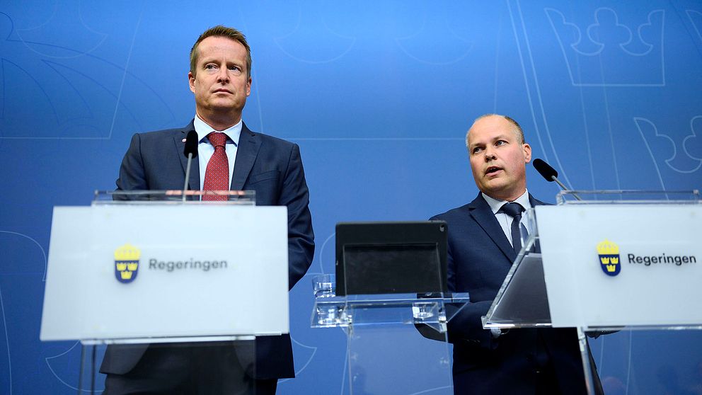 Inrikesminister Anders Ygeman (S) och Morgan Johansson (S) håller pressträff på Rosenbad i Stockholm på onsdagen med anledning av den senaste tidens bilbränder runt om i landet. Samhället kommer inte att lägga fingrarna emellan, säger justitie- och migrationsminister Morgan Johansson (S) på en presskonferenen.