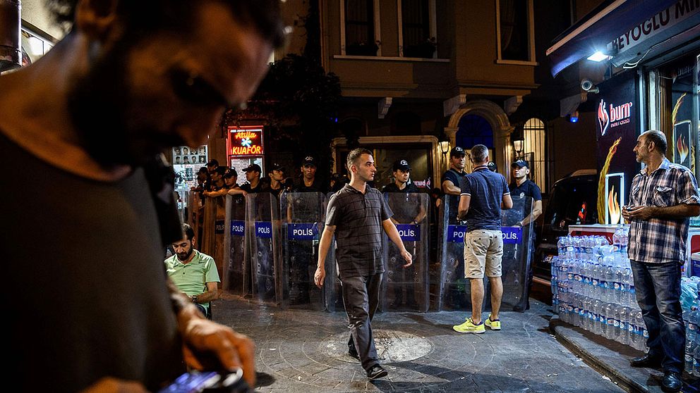 Polis i Turkiet bevakar en tidningsredaktion.