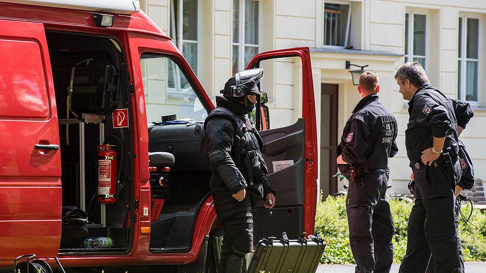 Polis utanför ett hus i Eisenhüttenstadt.