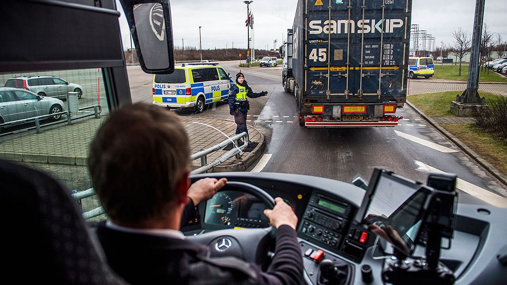Bussförare inför en gränskontroll in i Sverige från Danmark.
