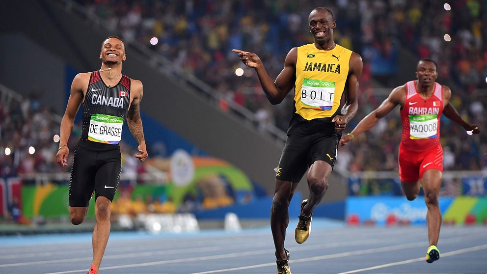 Usain Bolt är ett steg närmare att försvara OS-guldet på 200 meter.