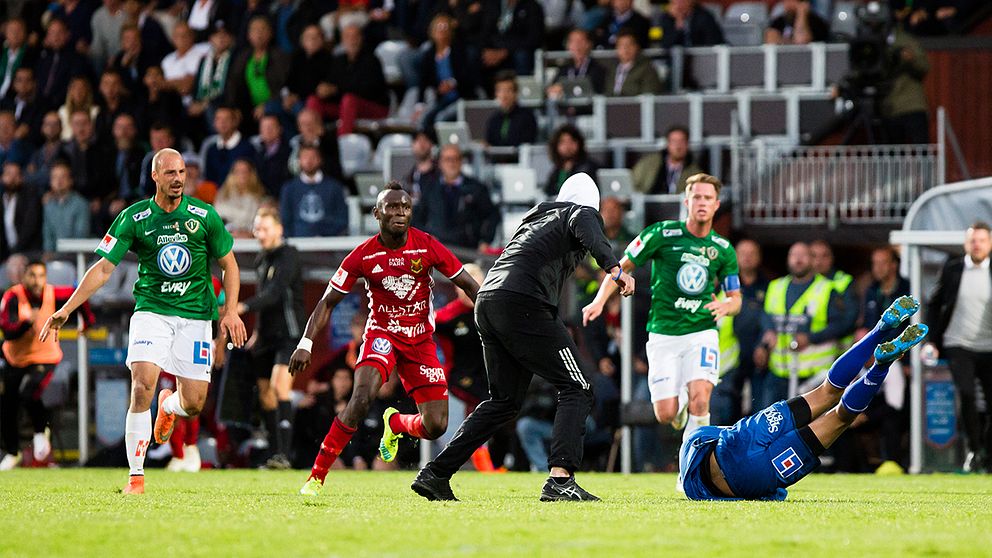 Matchen mellan J Södra och Östersund avböts efter en planattack.