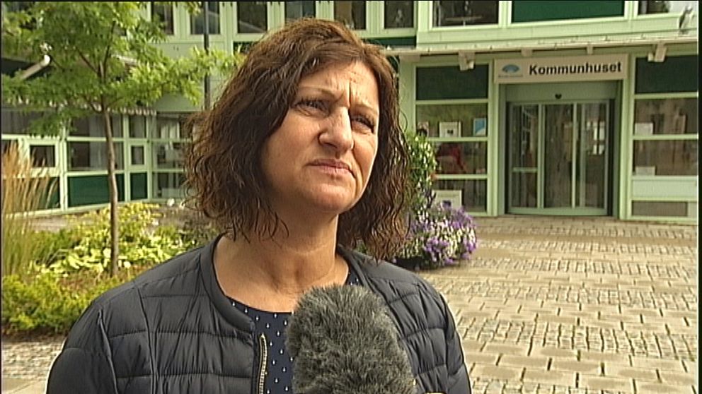 Camilla Egberth, kommunalråd i Motala, blir intervjuad framför kommunhuset