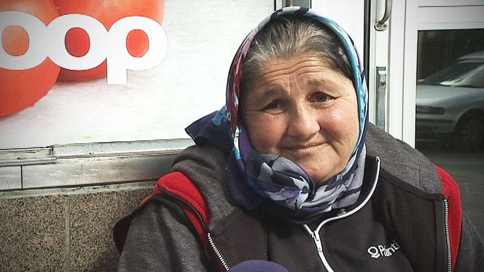 Leonita Tamas, 50 år, tigger utanför en mataffär i Stockholm. Enligt henne skulle ett tiggeriförbud leda till döden för många av hennes likar.