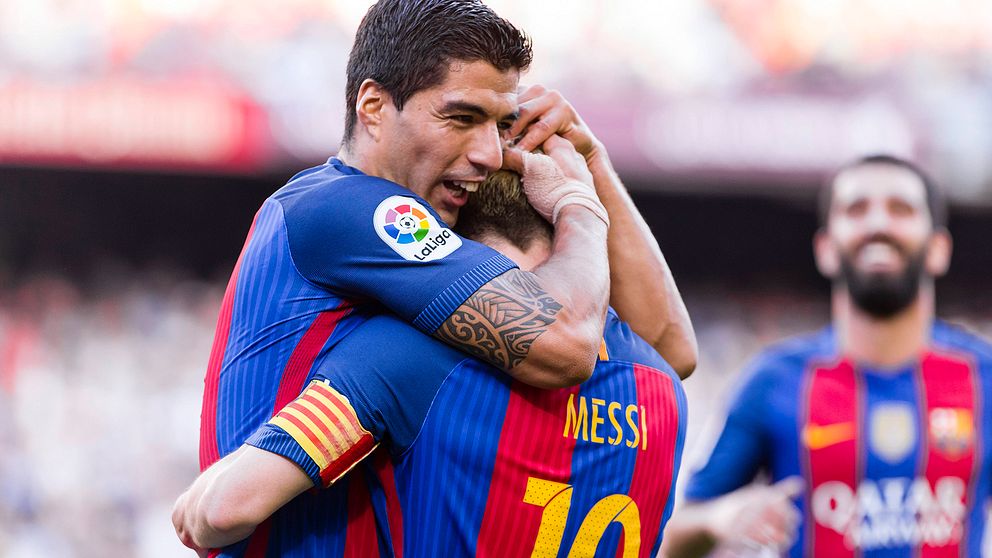 Suarez kramar om Messi efter att han gjort mål.