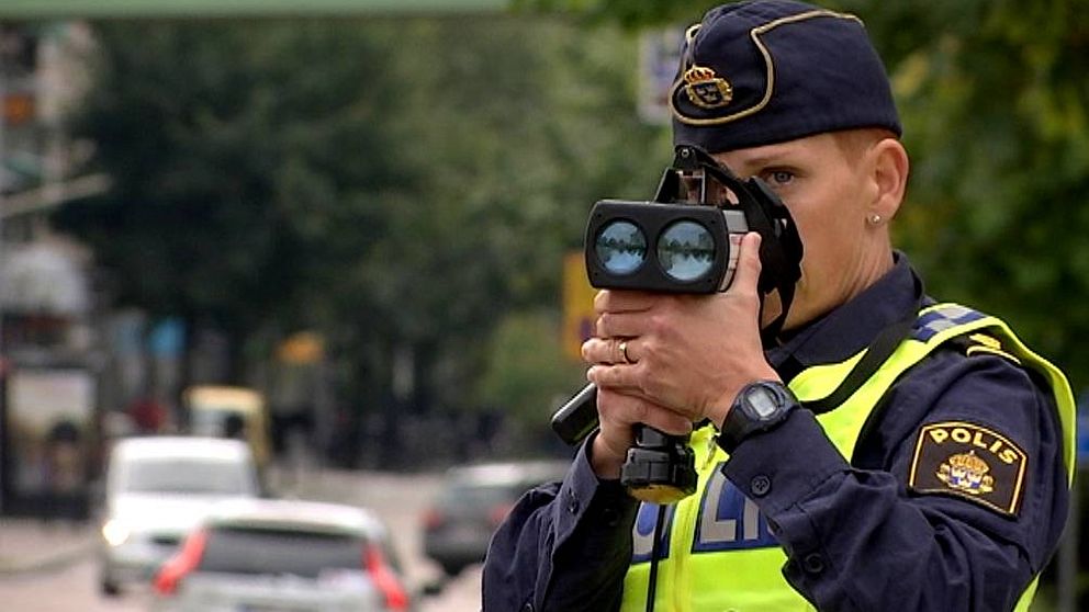 polis med hastighetskamera