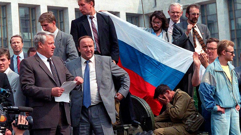 Boris Jeltsn, till vänster, läser upp ett uttalande från en stridsvagn i Moskva 19 augusti 1991.