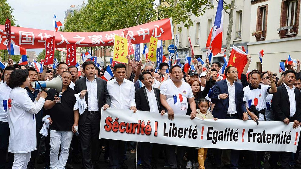 Kineser demonstrerar i Paris mot våld mot kineser.