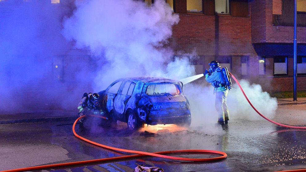 Räddningstjänsten släcker en bildbrand i Hageby.